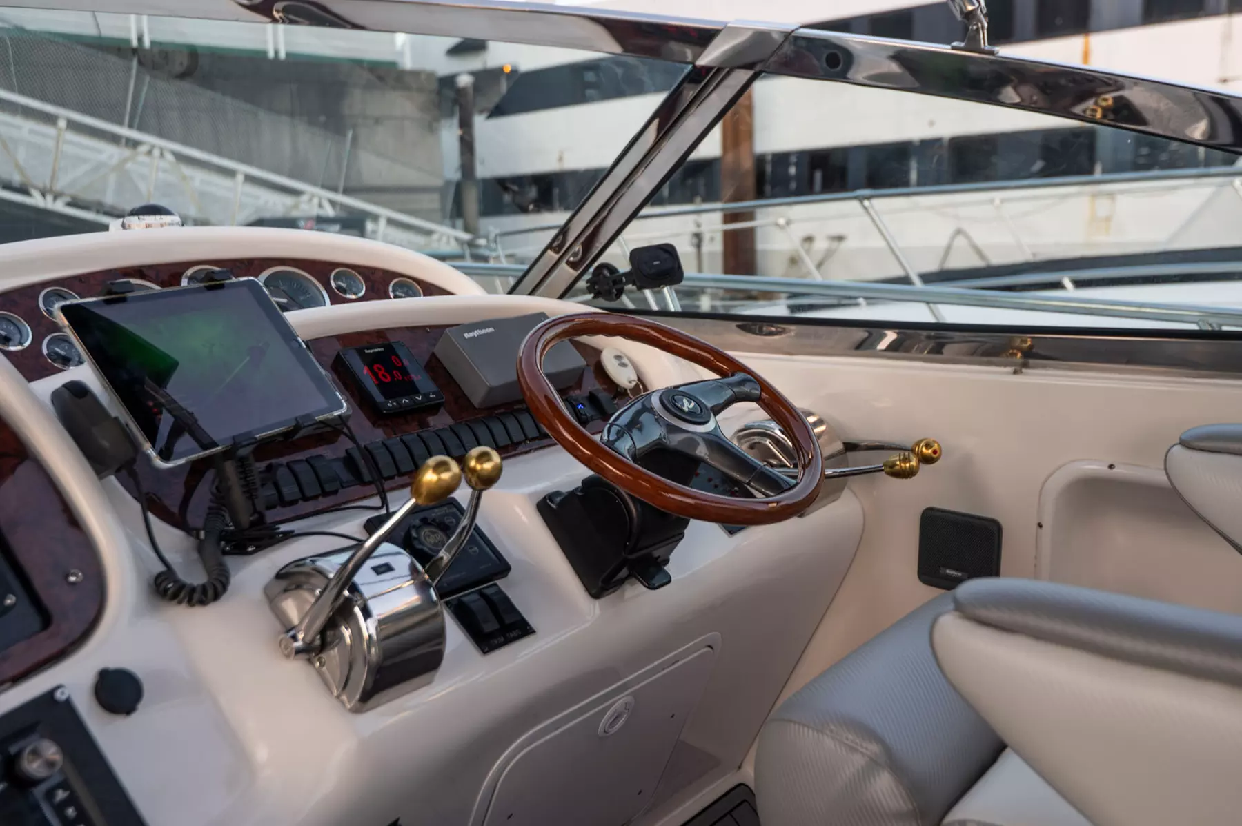 Luxurious Yacht Tours in Vancouver – Explore Iconic Views