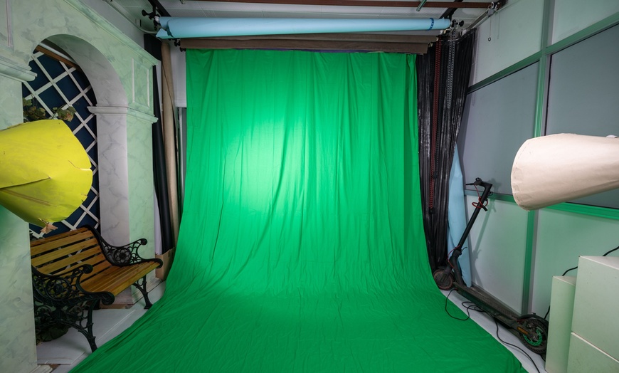 Image 5: Sesión de fotos de temática navideña para grupos con atrezzo incluido