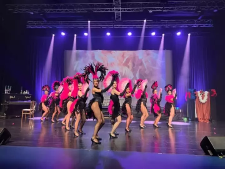 Cabaret parisien avec show grandiose et French cancan mythique