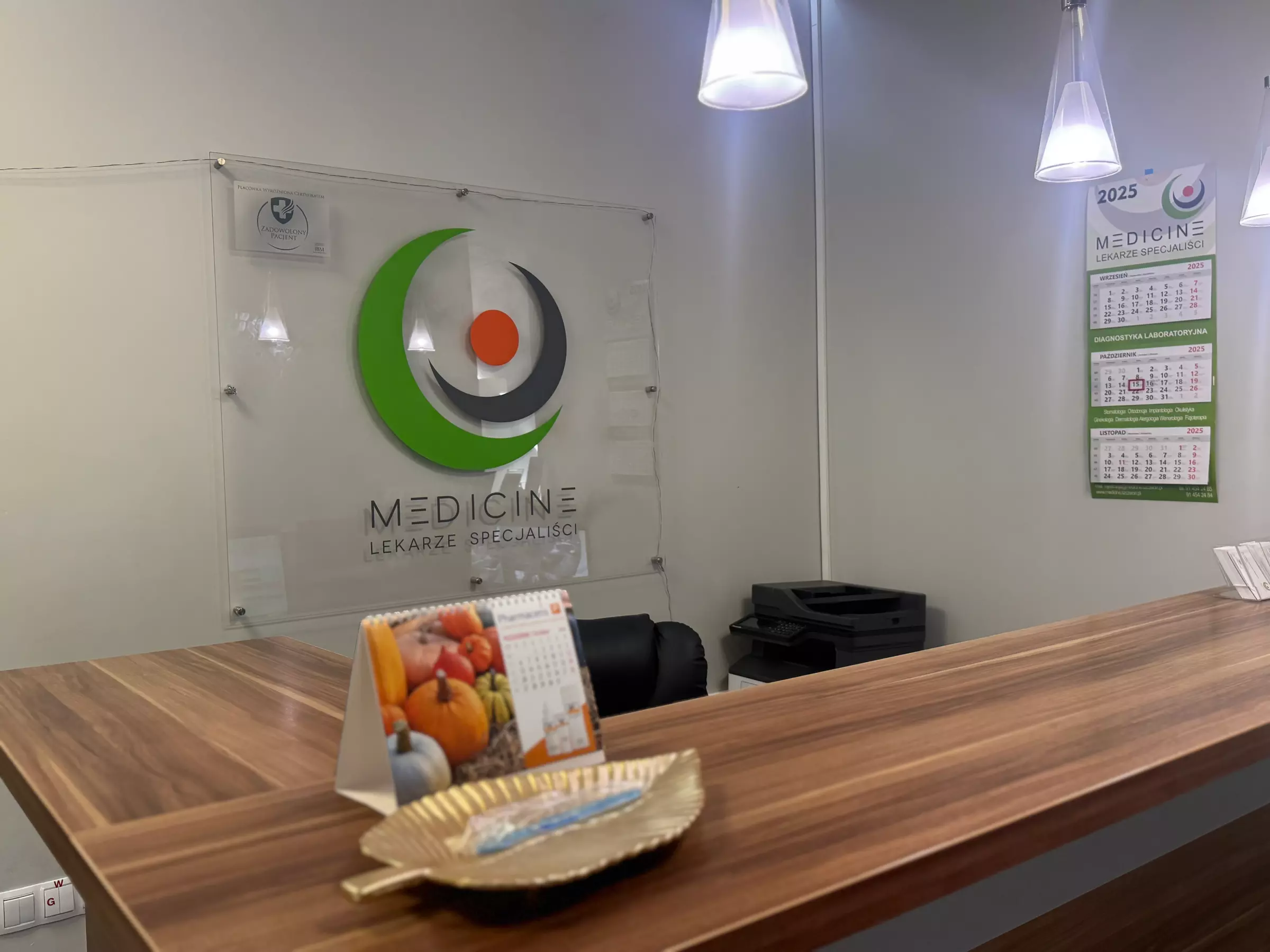 Zadbaj o uśmiech: skaling, piaskowanie i więcej – także dla osób z aparatem stałym w NZOZ Medicine (do -44%) - Primary Image