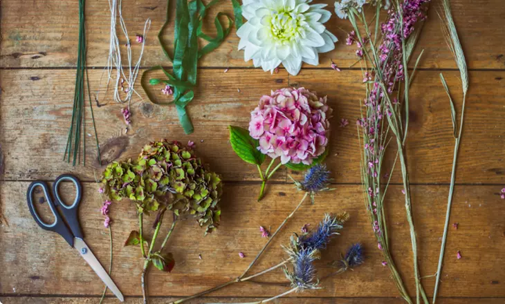 Create Stunning Bouquets with Seasonal Flowers Arranging Class