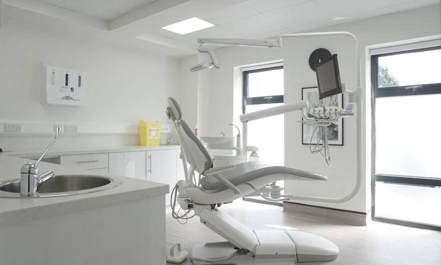 Image 2: Get a Fresh Smile: Dental Scale+ Polish/Dental Clean w/ Scale+ Airflow