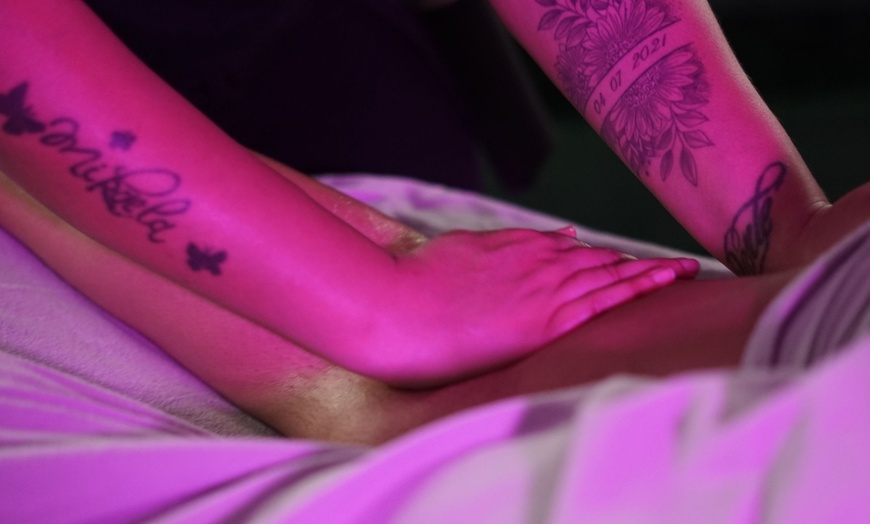Image 3: 60-, or 90-min Massage with Hot Stones and Essential Oils