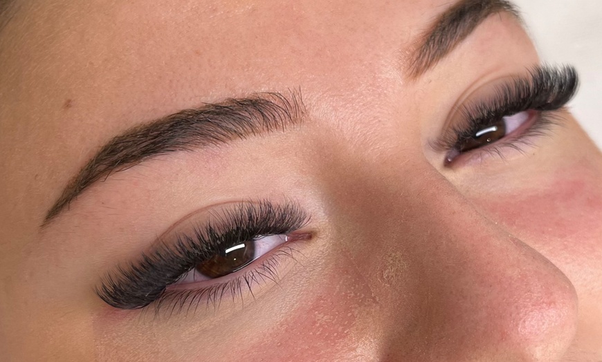 Image 3: Extensions de cils : réveillez la magie de votre regard

