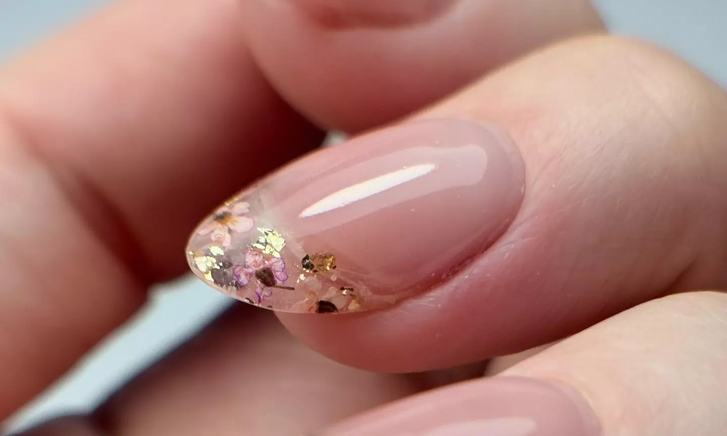 Beauté des mains russe avec vernis semi permanent ou rallongement gel