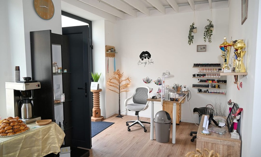 Image 1: Beauté des pieds russe avec pose de vernis semi-permanent
