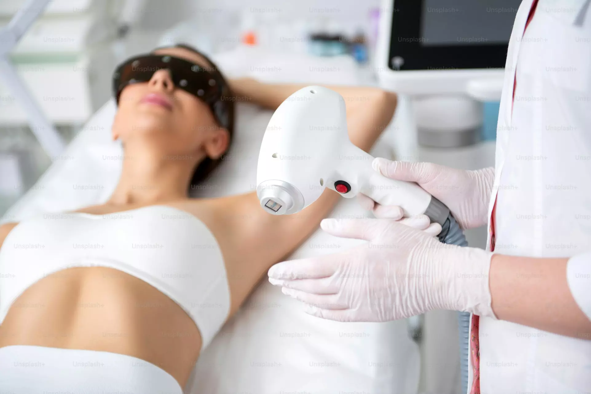 Experience 4U Eyebrows' laser hair removal with options for small areas, offering up to 40% off. - Primary Image