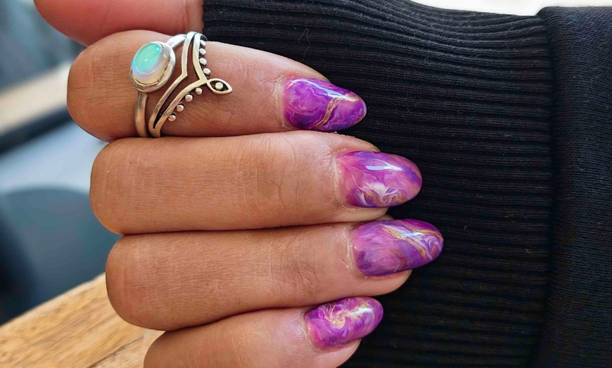Image 3: Beauté des ongles avec pose de vernis semi-permanent à Nin Addiction