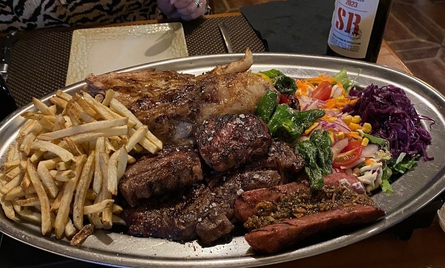 Image 2: Parrillada de carnes al grill con postre y botella de vino para 2 o 4 