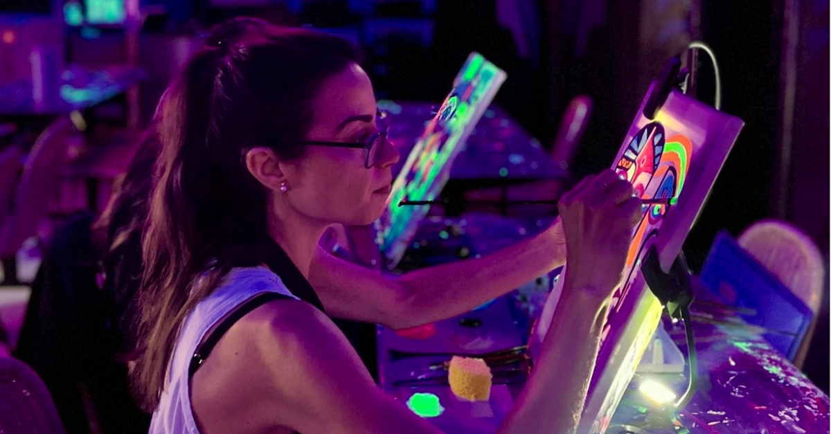 Taller de pintura de neón en lienzo en Barcelona
