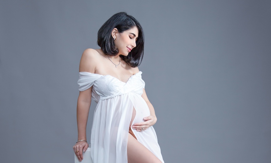 Image 4: 60 Minutes Indoor Maternity Photography Session with 8"x6" Print 