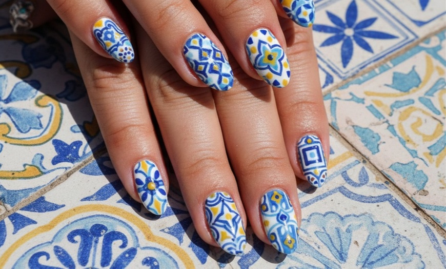 Image 2: Manicura o pedicura con opción a nivelación, refuerzo de gel y más