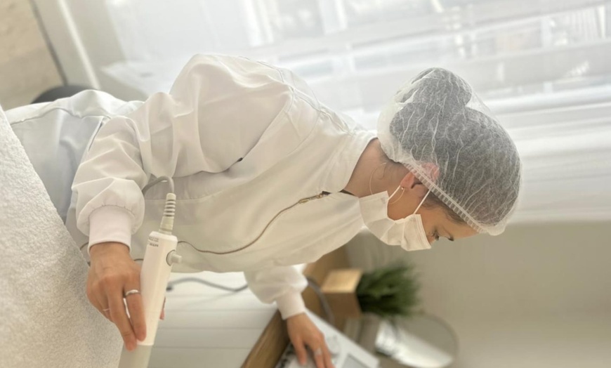 Image 4: Get One Mandelic Peeling or Peeling with LED and Succinic 