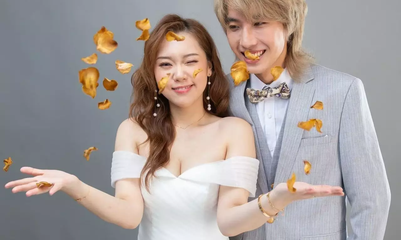 Enjoy Valentine’s Day Indoor Couple Photoshoot Special Package