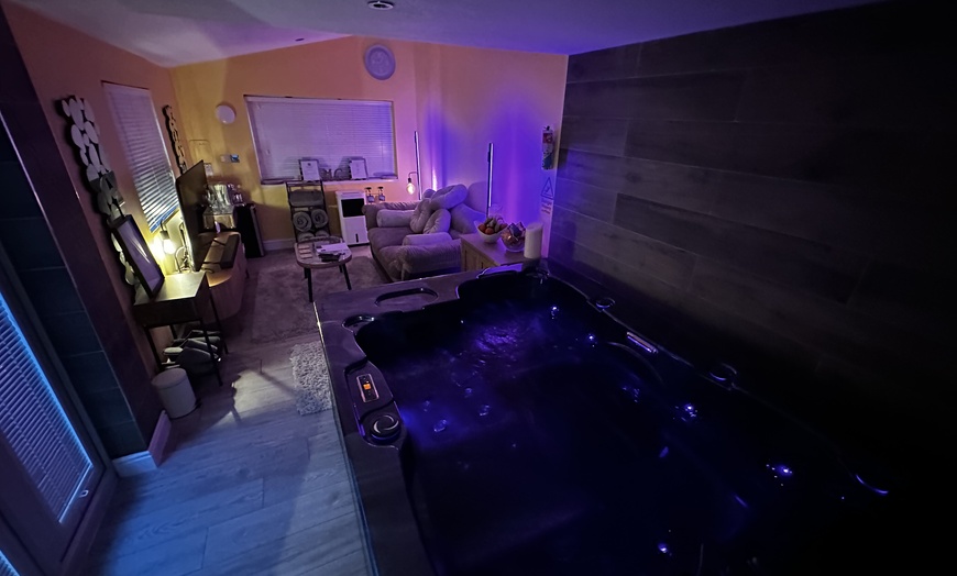 Image 8: 60 Min Aromatherapy or Swedish, or Deep Tissue Massage with a Drink 