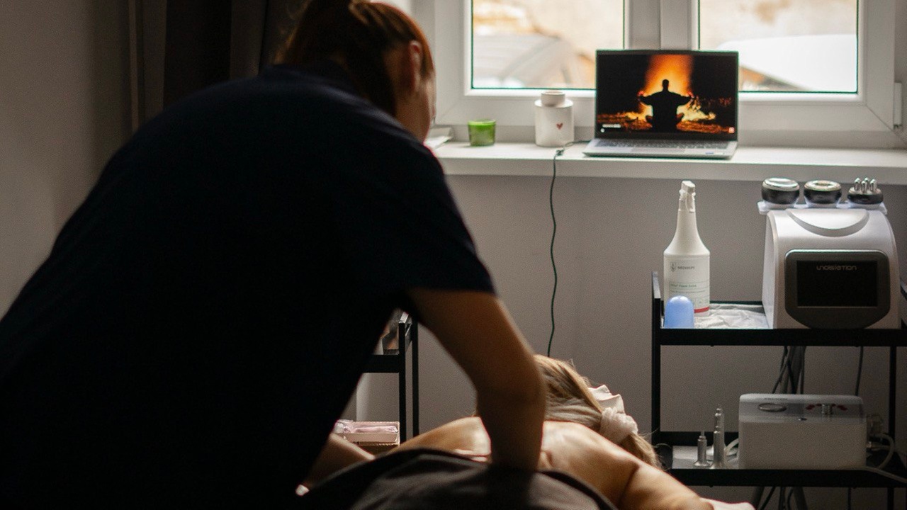 Różnorodne masaże ciała, twarzy lub pleców do wyboru