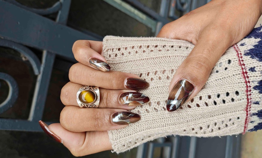 Image 2: Beauté des ongles avec pose de vernis semi-permanent à Nin Addiction