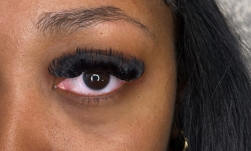 Image 4: Full Set of Volume w/ or w/o Refill or Eyelash Extensions + Bottoms