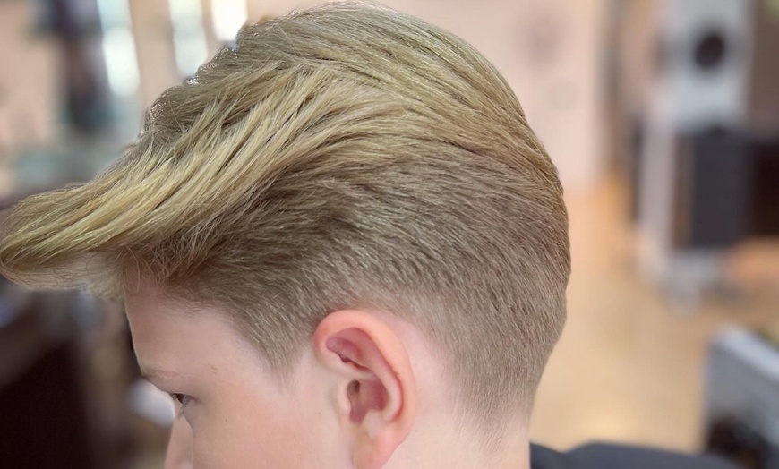 Image 2: Waschen, schneiden und föhnen für Jungen  - für 1 Person
