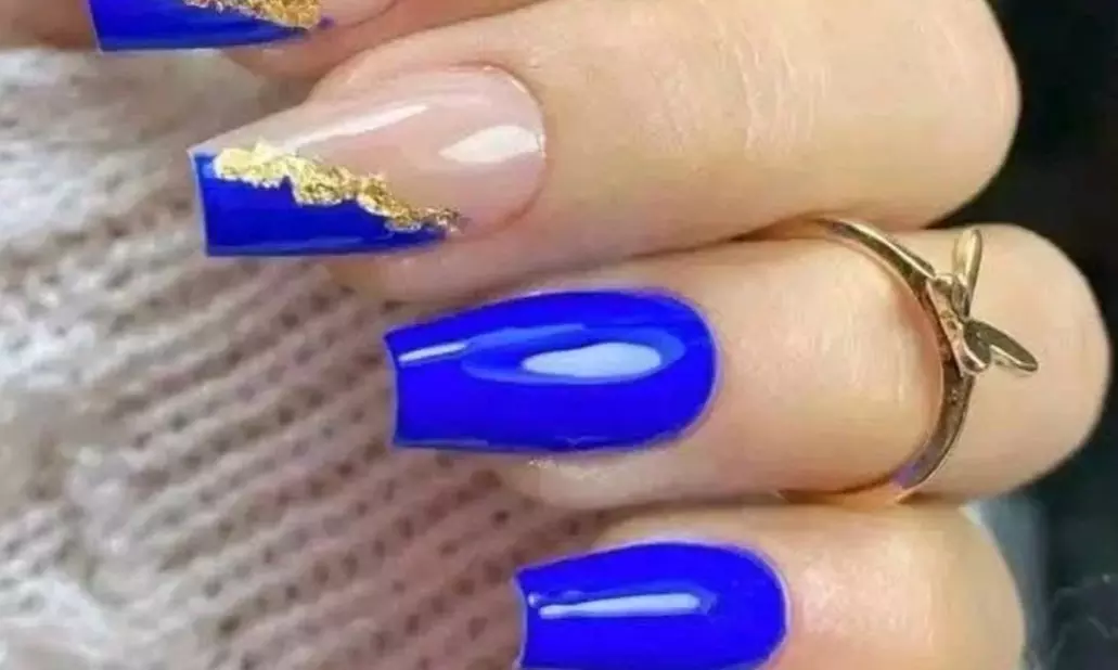 Golden rose nails for a stunning new look