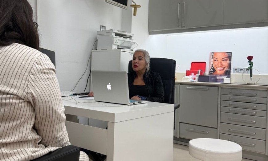 Image 2: 1 o 2 sesiones de mesoterapia facial o capilar con revisión incluida