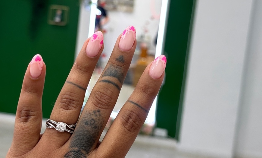 Image 7: Manipedicura con esmaltado semipermanente en Krmona Estudio De Belleza