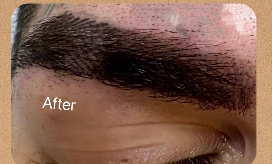 Image 9: Sesión de microblading de cejas pelo a pelo o de eyeliner para 1