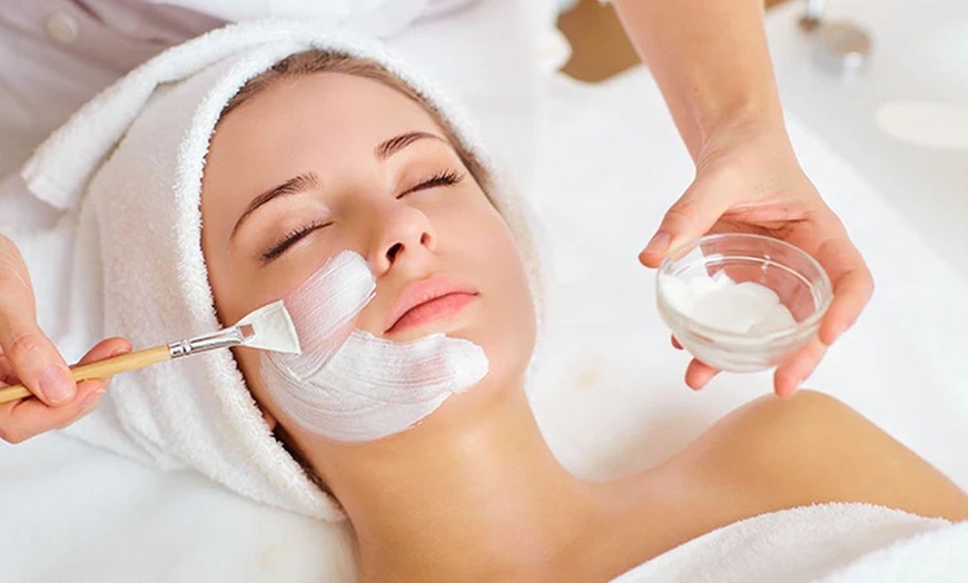 Image 7: 60/90 Swedish or Deep Tissue Massage & Essential Oil &Scalp Treatment