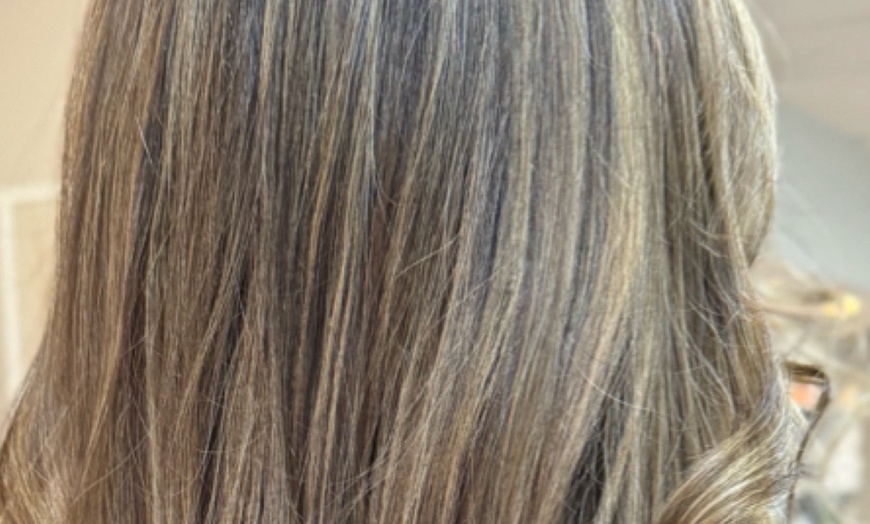 Image 4: Unleash Your Inner Glam with a Stunning Hair Makeover! 