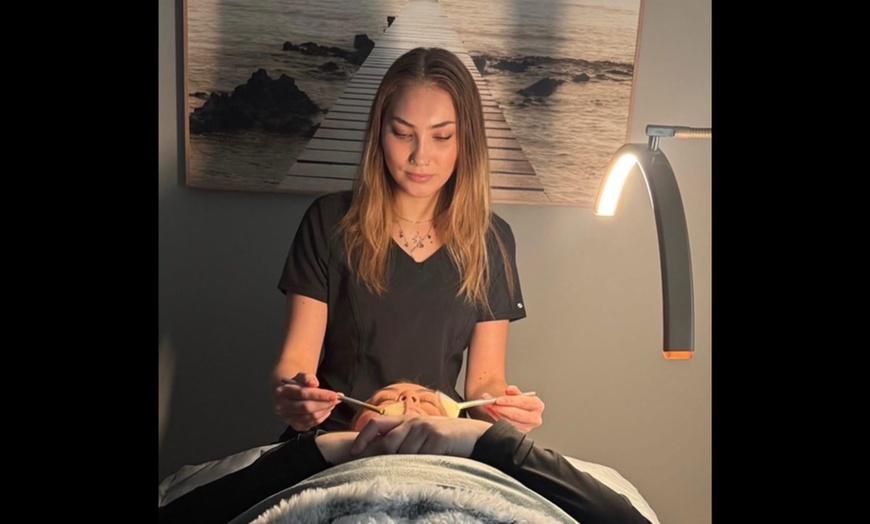 Image 4: Revitalize Your Skin with upto Three 90-minute Hydrafacials Sessions