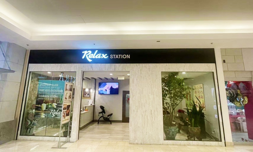 Image 2: Relax with Couple 60- or 90-minute Massage