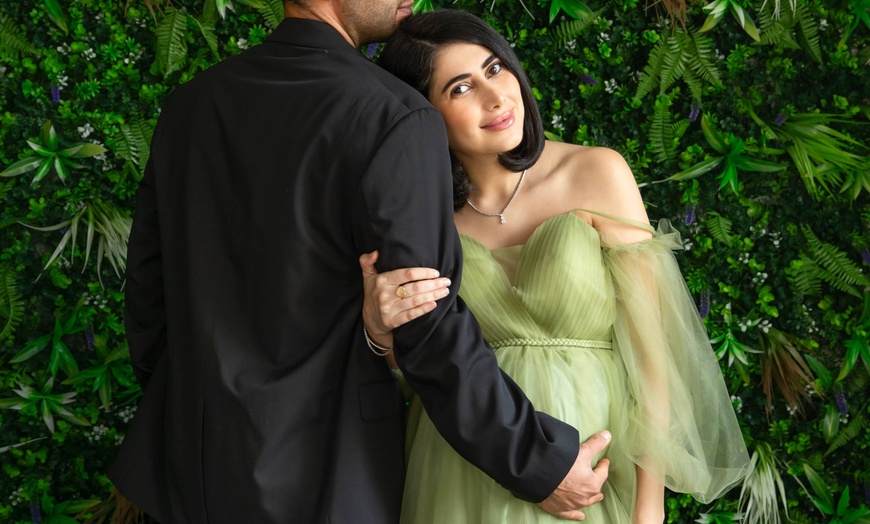 Image 2: 60 Minutes Indoor Maternity Photography Session with 8"x6" Print 