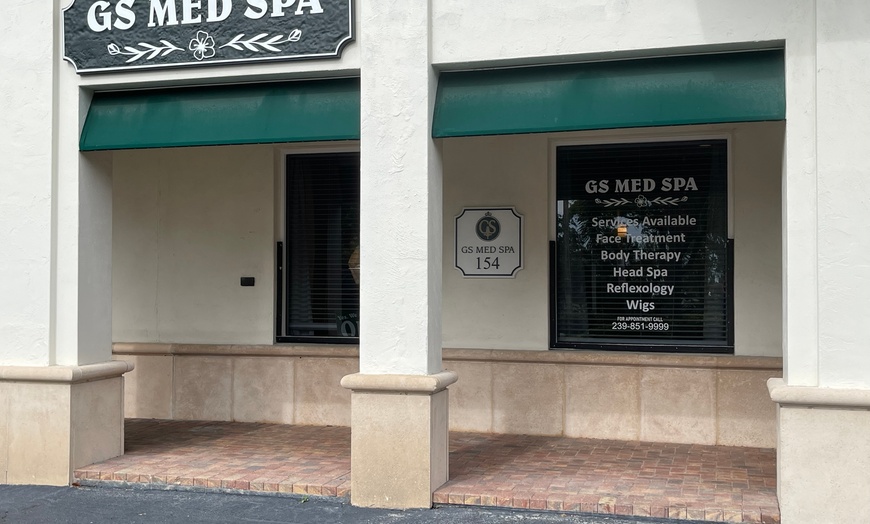Image 3: Couples Massage Near the Beach Under Expert Therapists in Naples, FL