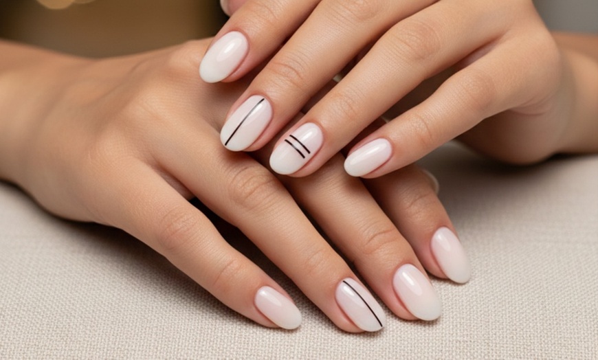 Image 11: Manicura o pedicura con opción a nivelación, refuerzo de gel y más