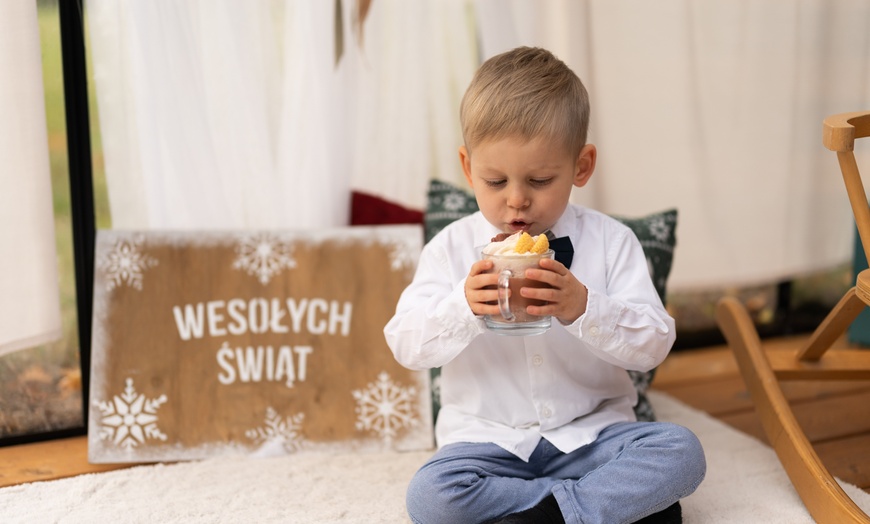 Image 2: Magiczna sesja rodzinna w świątecznej oprawie