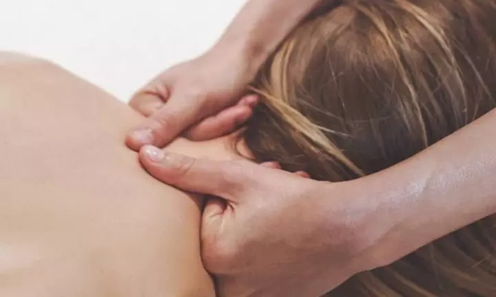 Regeneracja i odprężenie: masaż karku, leczniczy, klasyczny i więcej