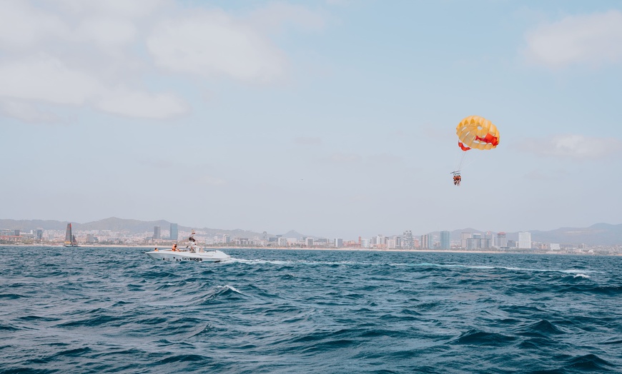 Image 9: Actividad acuática en paracaídas a más de 150 metros de cabo