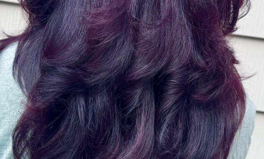 Image 8: Unleash Your Inner Glam with a Stunning Hair Makeover! 