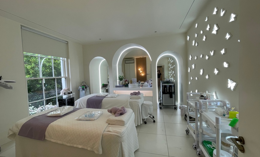 Image 2: Experience a 60-Minute Skin Glow Facial Treatment