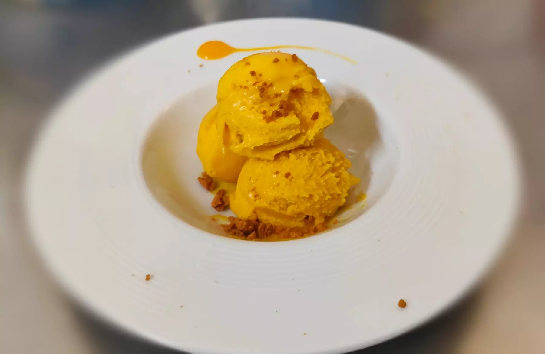 Menu avec naan, plat en sauce, riz et dessert chez Indien Grill