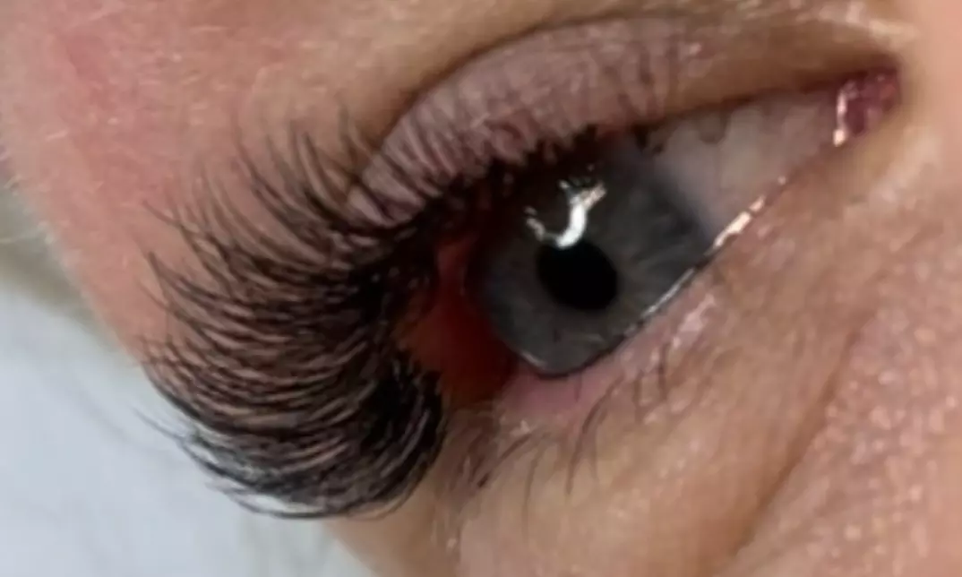 Sesión de extensiones de pestañas con opción a retoque