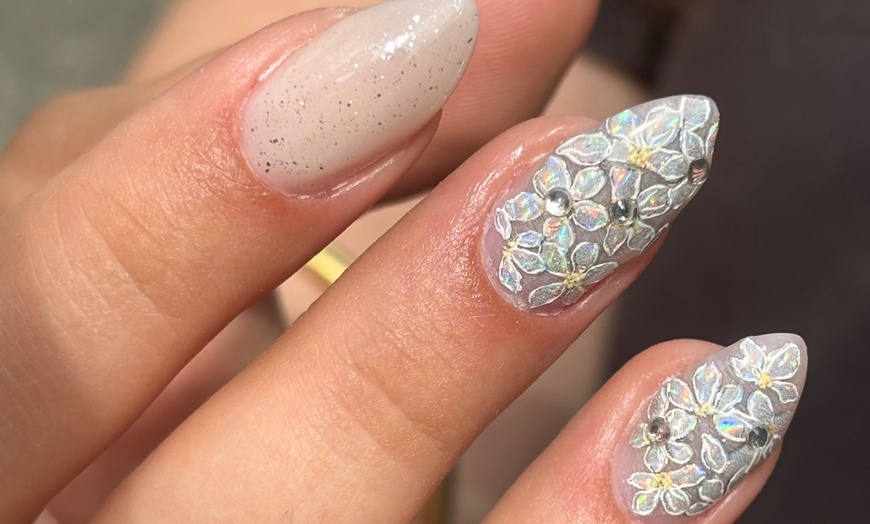Image 13: Pose gel, vernis semi-permanent ou sur ongles naturels chez MStudio
