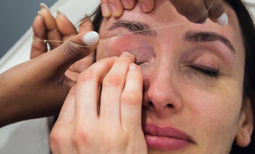 Image 2: Épilation au fil des sourcils avec option teinture 
