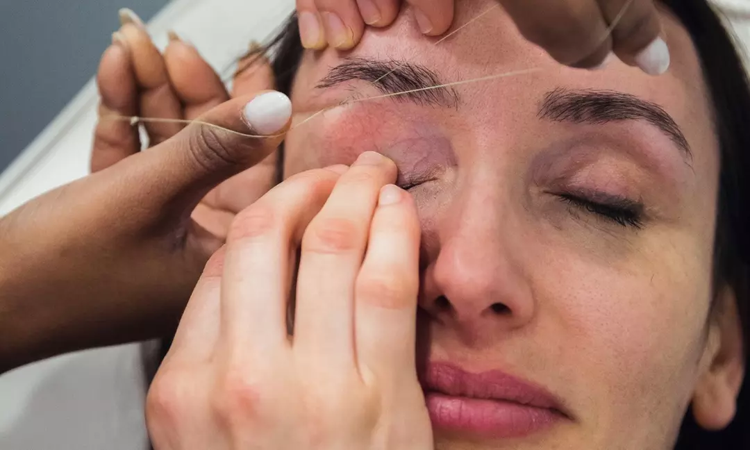 Épilation au fil des sourcils avec option teinture