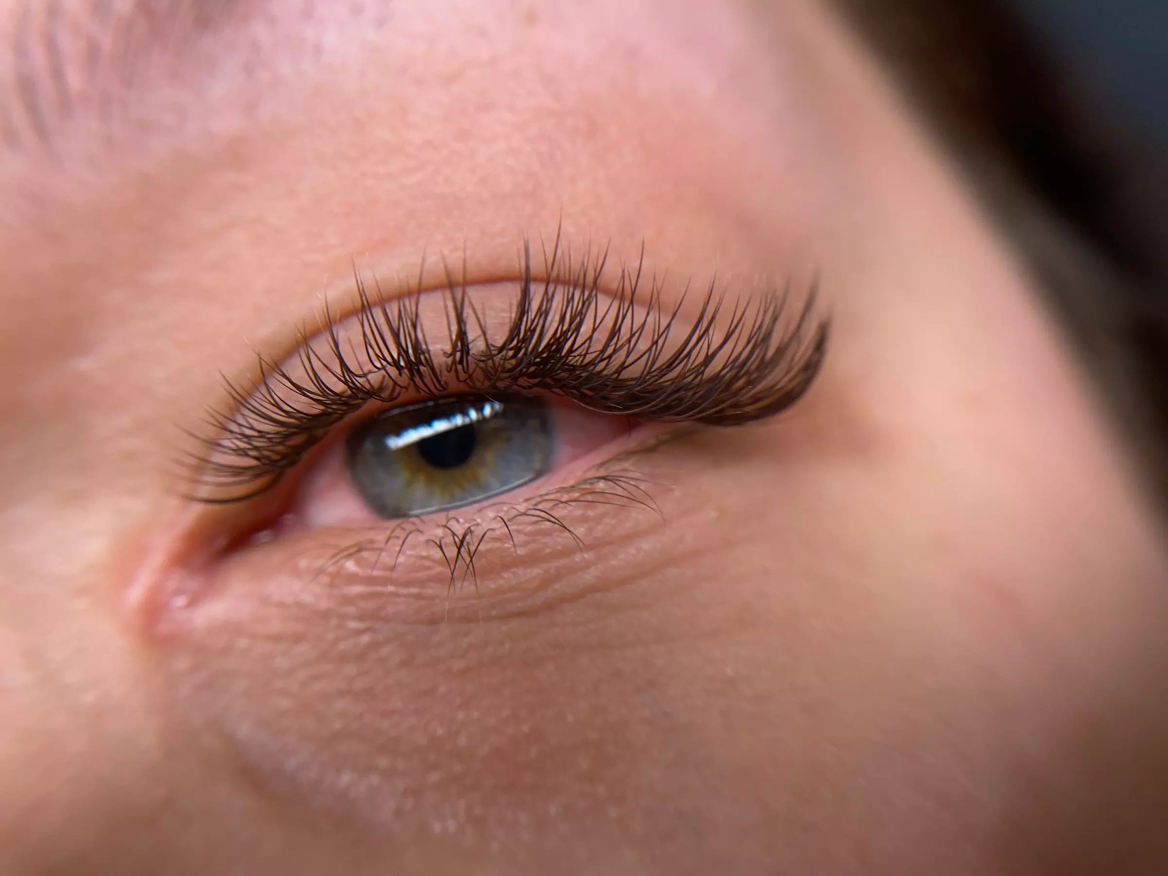 1:1-Wimpernverlängerung oder Volumen-Wimpernverlängerung (Neuset)