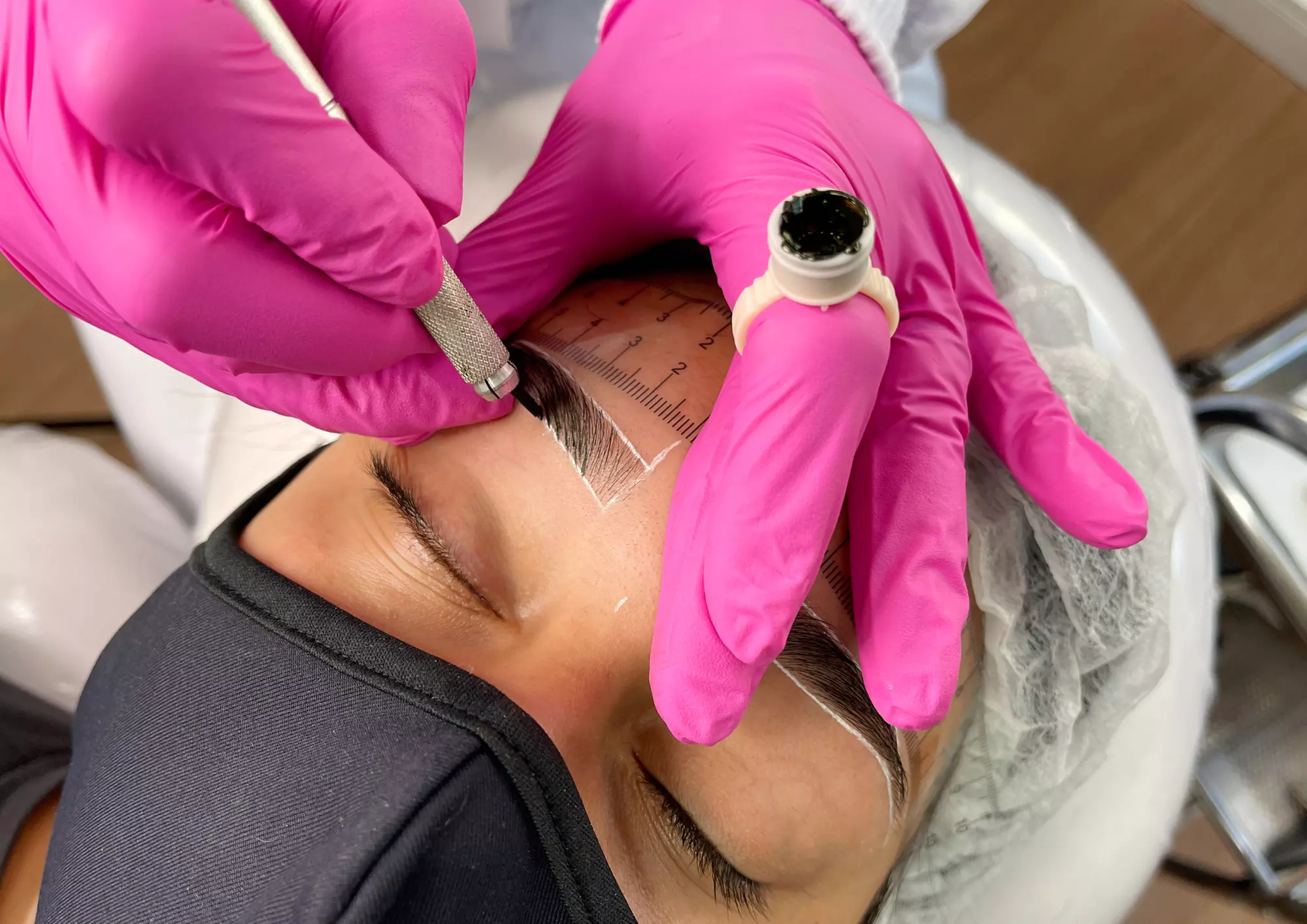 Microblading effet poil à poil pour des sourcils redessinés