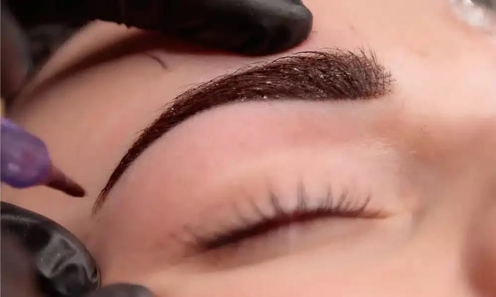 Microblading ou microshading : sourcils naturels et redessinés