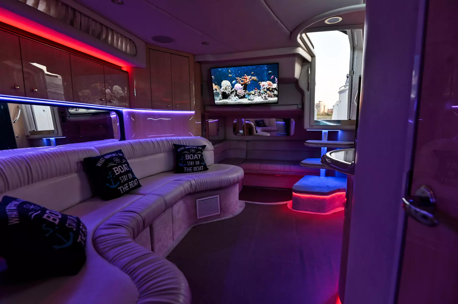 Luxurious Yacht Tours in Vancouver – Explore Iconic Views