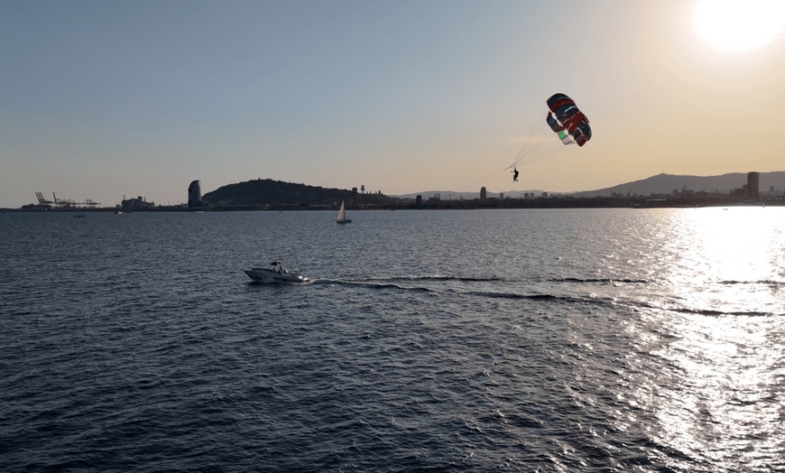 Image 8: Actividad acuática en paracaídas a más de 150 metros de cabo
