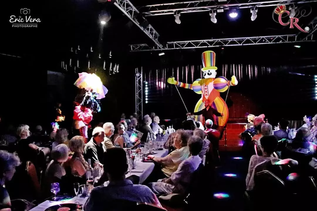 Parenthèse enchantée à la Cour Royale : strass, paillettes et dîner